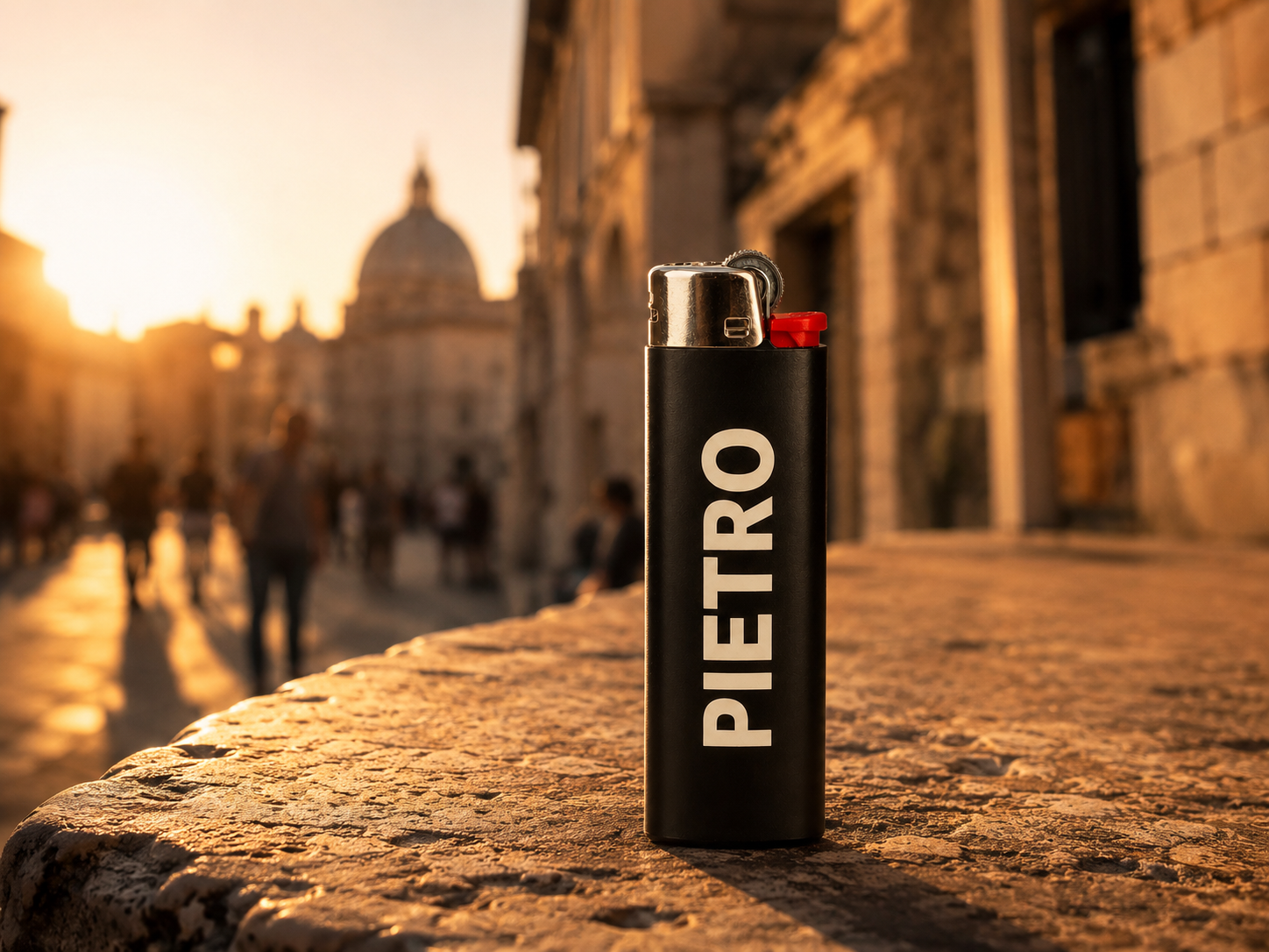 Accendino PIETRO nero su tavolo in pietra con sfondo urbano elegante al tramonto